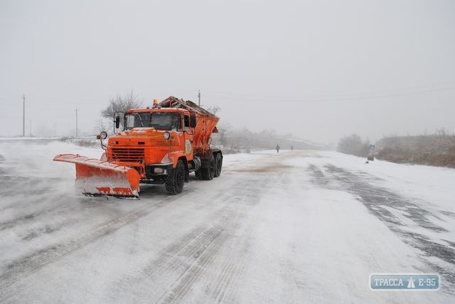 Большая часть дорог Одесской области по-прежнему в снегу