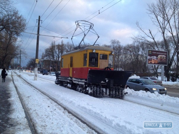 Только два трамвая все еще не ходят в Одессе из-за снега