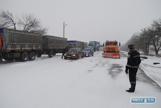 Часть дорог Одесской области все еще закрыта из-за снега