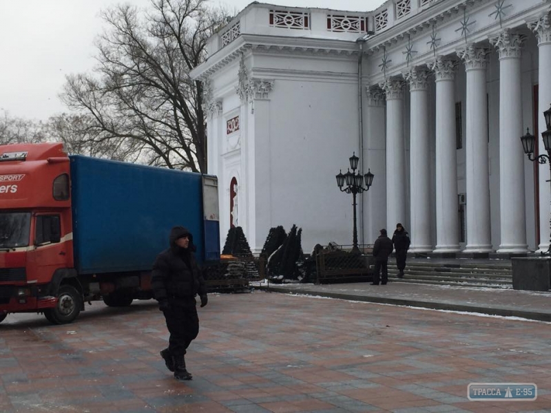 Рабочие демонтируют главную новогоднюю елку Одессы (фото)