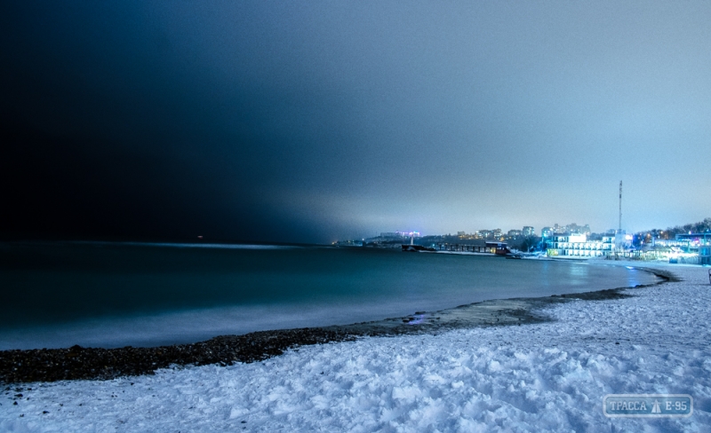 Ночное побережье Одессы: штиль, мороз и снежные пляжи (фото)
