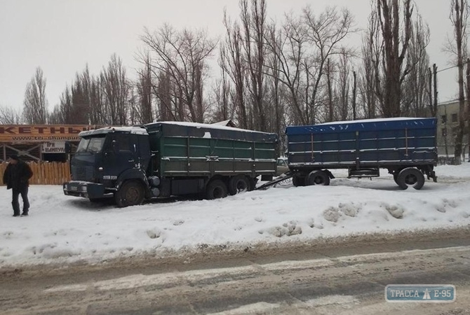 Дальнобойщик 10 дней жил в грузовике, застрявшем из-за снега на окраине Одессы