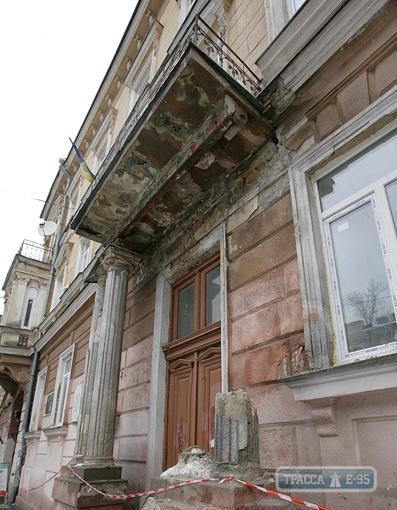 Часть фасада школы обрушилась в центре Одессы