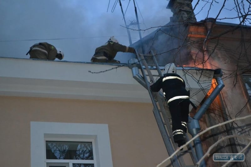 Спасатели потушили пожар в жилом доме в центре Одессы (фото, видео)