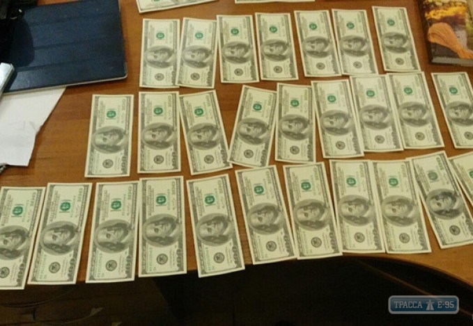 Завкафедрой одесского вуза предстанет перед судом за взятку в 10 тыс. долларов