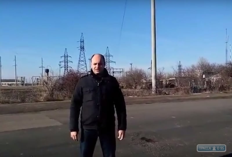 Глава Красноокнянского района показал, что на отремонтированной 2 месяца назад дороге уже есть ямы