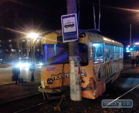 Трамвай врезался в столб в Одессе. Пострадала женщина (фото)