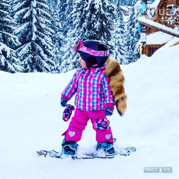 Годовалая одесситка покоряет вершины Карпат на сноуборде (видео)
