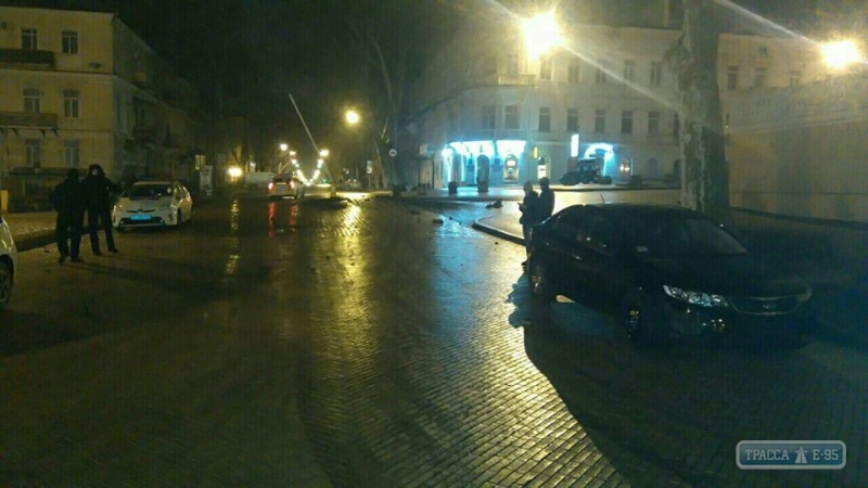 Пьяная пара на автомобиле разбила клумбы возле Одесской мэрии