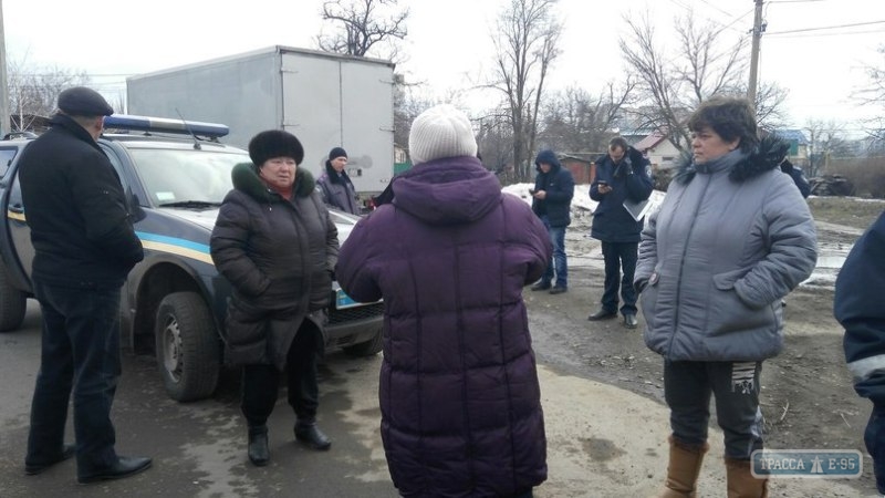 Жители Ильичевки под Одессой требуют запретить проезд фур через их село