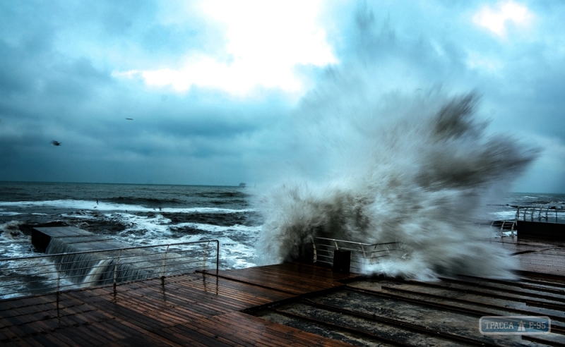 Сильный шторм уничтожил набережную Ланжерона в Одессе (фото)