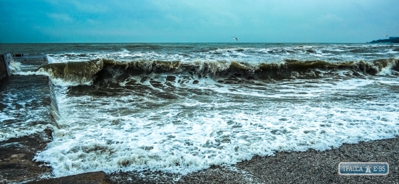 Одесские спасатели ищут мужчину, который нырнул в море в шторм за утерянной вещью