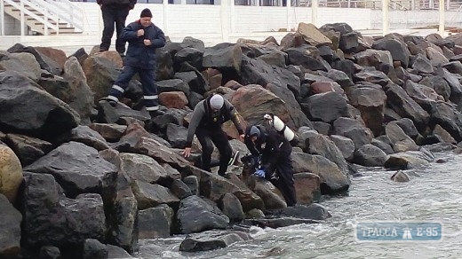 Спасатели нашли тело мужчины, прыгнувшего в море во время шторма в Одессе