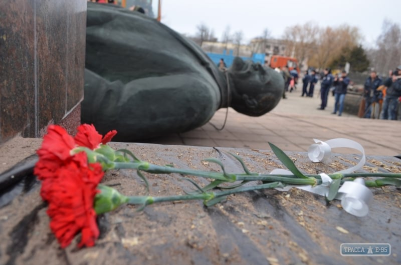 Рабочие более 5 часов сносили шестиметровый памятник Ленину на центральной площади Измаила (фото)