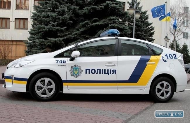 Сотрудница одесской патрульной полиции торговала наркотиками прямо на рабочем месте