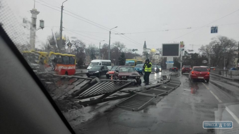 Одесский водитель погиб, врезавшись в билборд, другой - снес отбойник у ж/д вокзала 