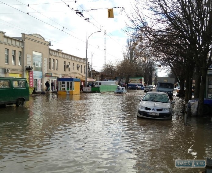 Улицы около одесского Привоза затопило водой (фото)