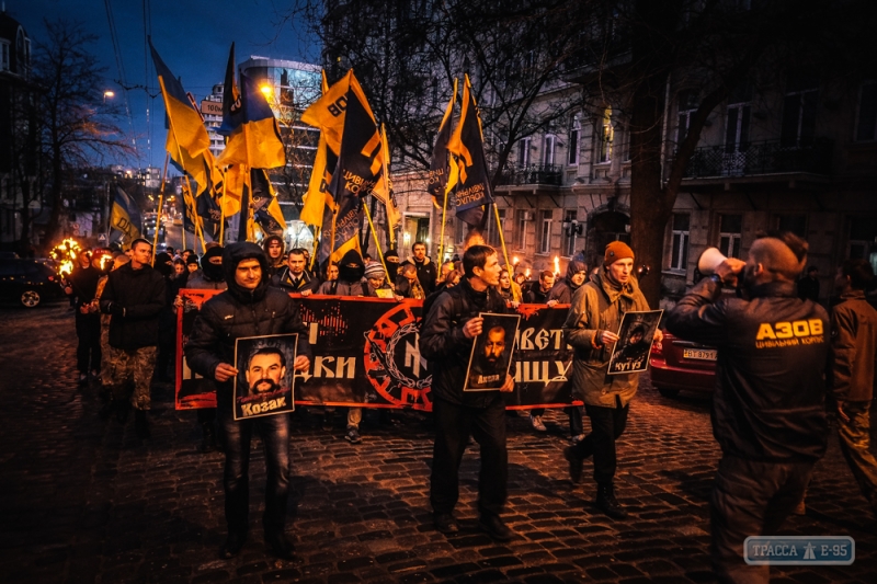 Факельное шествие в память о погибших в зоне АТО бойцах прошло в Одессе (фото, видео)
