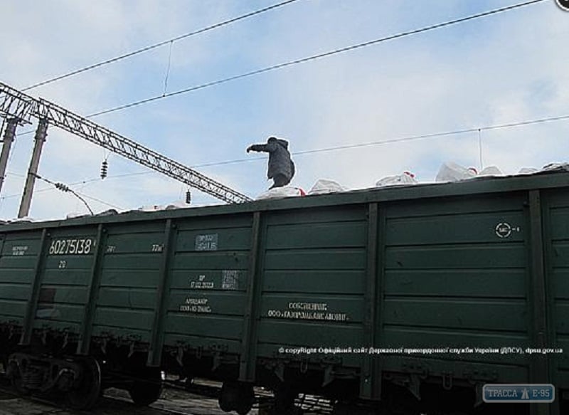 Рецидивист из Одесской области пытался выехать в Молдову на крыше грузового поезда