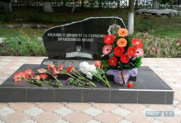 Вандалы повредили памятный знак погибшим милиционерам в Котовске