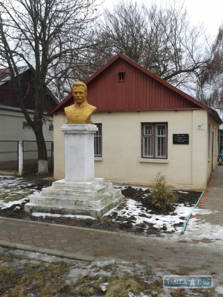 Власти демонтируют 7 памятников советской эпохи во Фрунзовском районе
