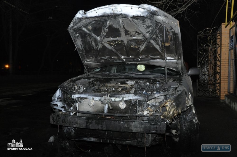 Неизвестные облили бензином и сожгли автомобиль высокопоставленного одесского священника (фото)