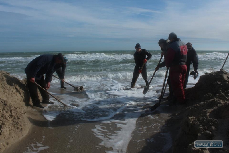 Активисты с помощью лопат соединили лиман с морем на юге Одесской области 