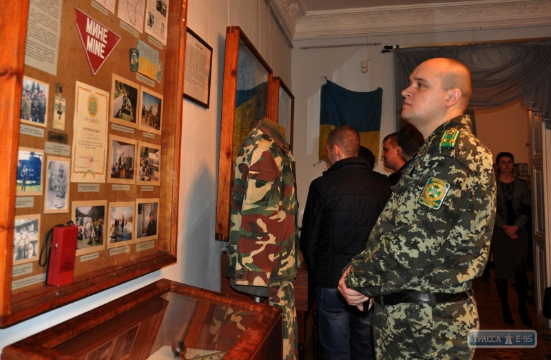 Выставка, посвященная бойцам АТО, открылась в Измаиле: флаг киборгов и фото героев