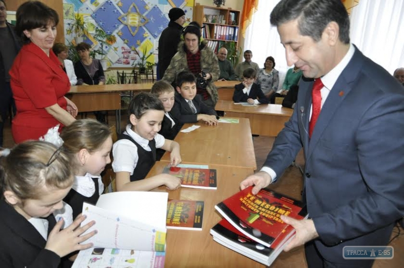 Консул Албании посетил албанское село в Одесской области и вручил школьникам учебники