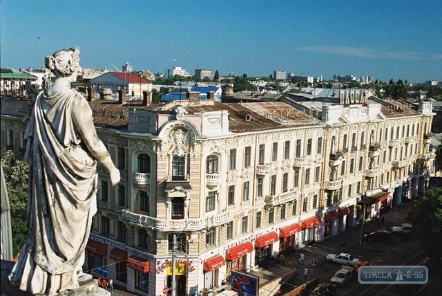 Власти уберут с фасадов зданий центра Одессы «веяния времени» - кабеля, рекламу, кондиционеры
