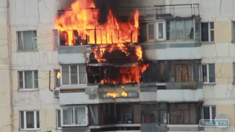 Спасатели эвакуировали из горящей многоэтажки в Одессе восемь человек