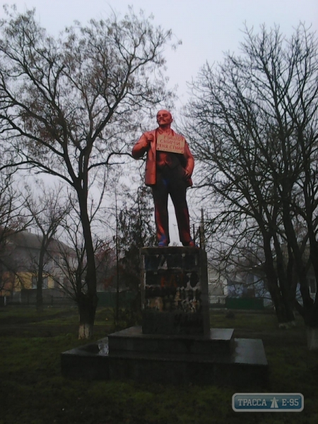 Власти Ивановки уже несколько месяцев не могут решиться на снос памятника Ленину