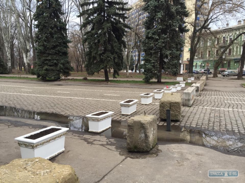 Бетонные плиты на Куликовом поле в Одессе меняют на клумбы (фото)