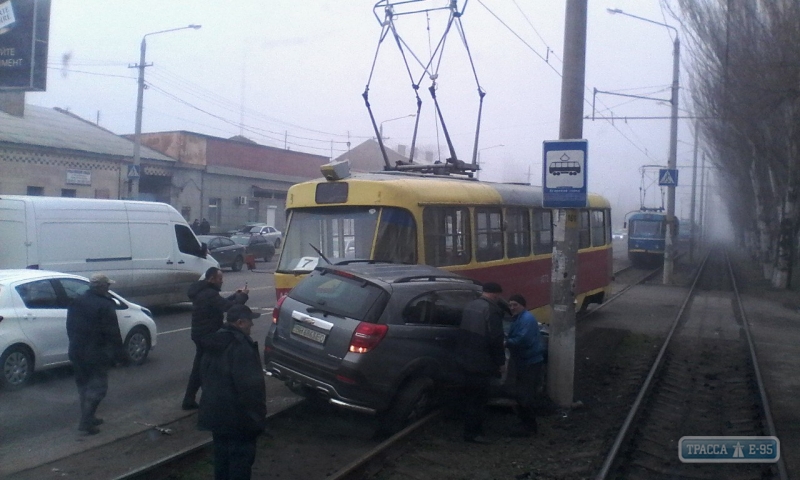 Трамвай столкнулся с легковушкой в Одессе: двое пострадавших (фото)