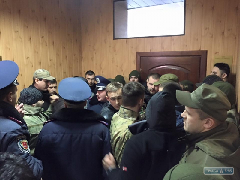В потасовке у суда в Одессе пострадали три человека. Полиция никого не задержала