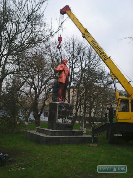 Власти Ивановки снесли памятник Ленину. При демонтаже он развалился на части