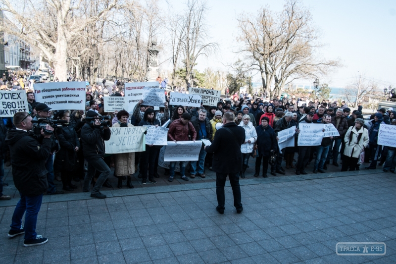 Депутатов горсовета встречали митингующие одесситы и авто Дарта Вейдера с карикатурами на Саакашвили