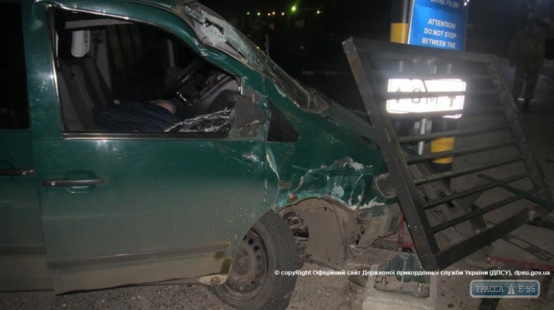 Пьяный водитель микроавтобуса врезался в пограничный пункт пропуска в Одесской области