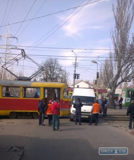Трамвай столкнулся с микроавтобусом в Одессе