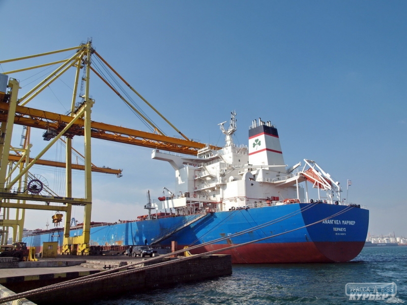 В Ильичевском порту грузят огромное судно, которое не может проходить через Суэцкий канал (фото)