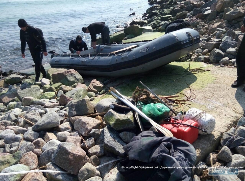 Одесские пограничники задержали трех водолазов на лодке (фото)