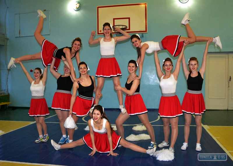 Студентки Измаильского университета создали команду по черлидингу (фото)