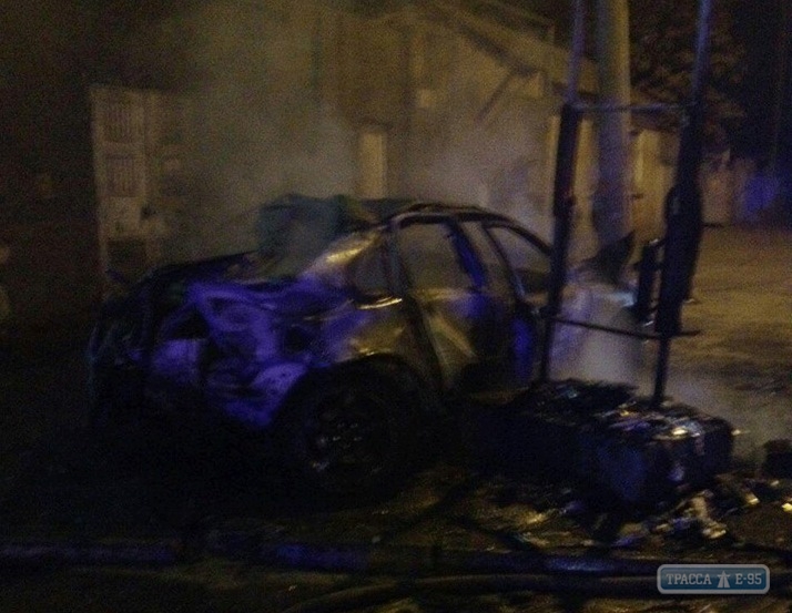 Автомобиль врезался в столб в Одессе и загорелся (фото)