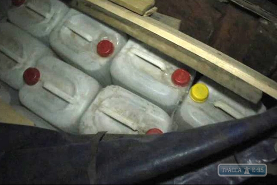 Полиция задержала под Одессой грузовик с металлоломом и спиртом на миллион гривен (фото)