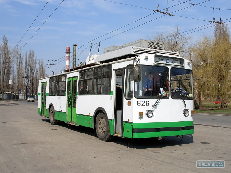 Авария и обрыв провода парализовали движение троллейбусов в Одессе