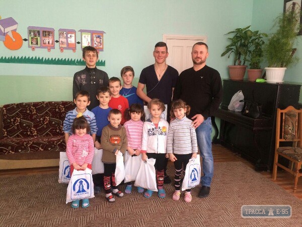 Благотворительный фонд поздравил с Днем счастья воспитанников детских приютов в Одесской области