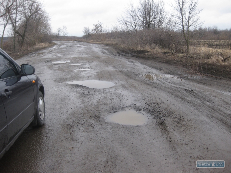 Дети из Дибровки Котовского района месяц не посещают школу из-за разбитой дороги