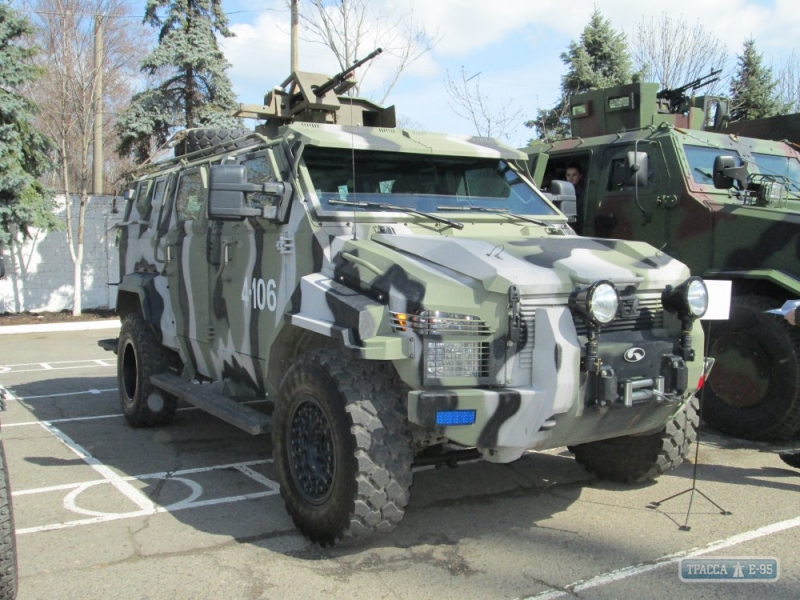 В Одессе военные показали технику и оружие из АТО (фото)