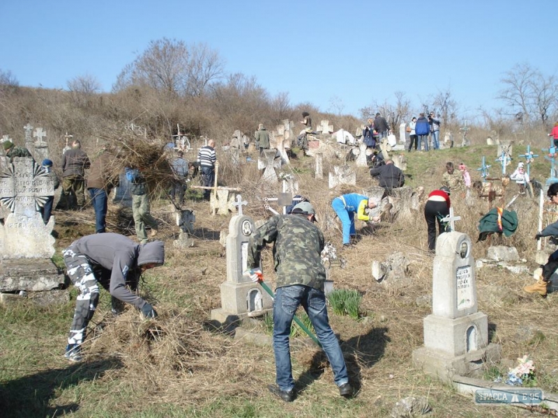Одесситы провели уборку на старинном казацком кладбище под Шкодовой горой (фото)