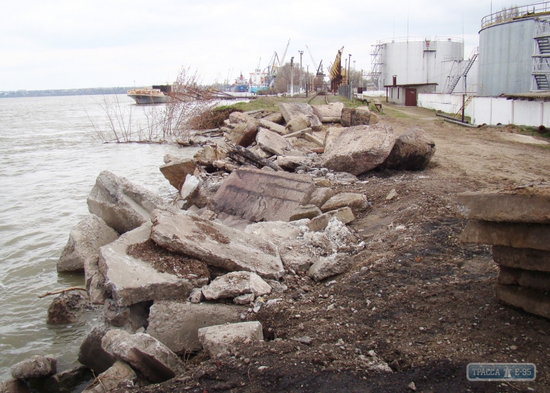 Дунай размывает берег в Ренийском порту: может затопить нефтебазу и дорогу на Измаил